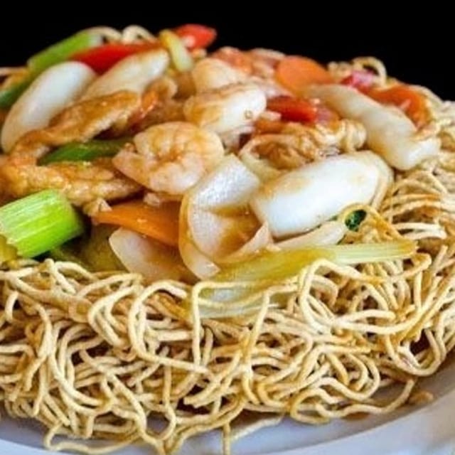 Mì Xào Mềm Hải Sản/ Bò / Stir Fried Egg Noodle with Choice of Seafood or Beef & Veggies.