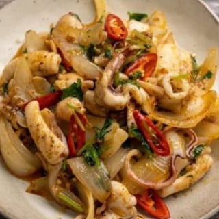 Mực Nang Xao Sate/ Saute squid with spicy chili sauce. 
