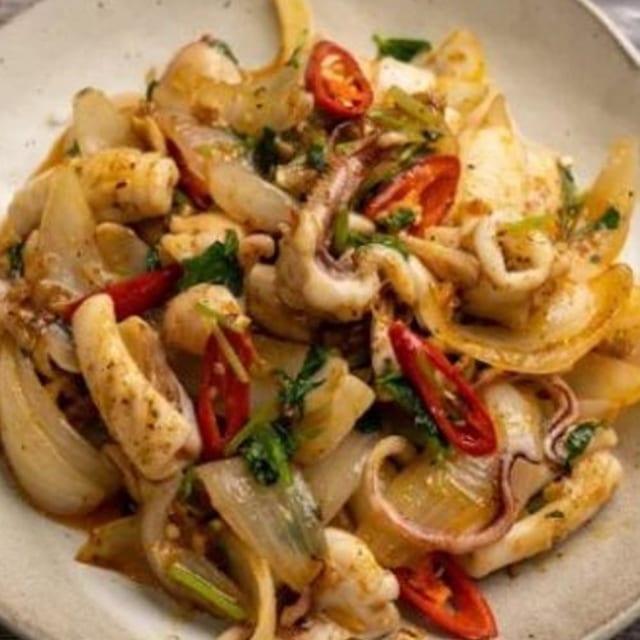 Mực Nang Xao Sate/ Saute squid with spicy chili sauce..