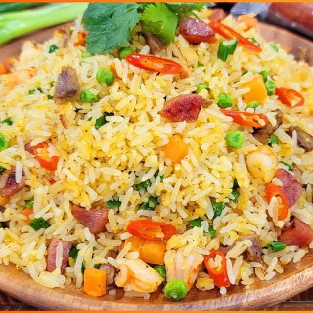 Seafood Fried Rice / Com Chien Hai San (Tray).