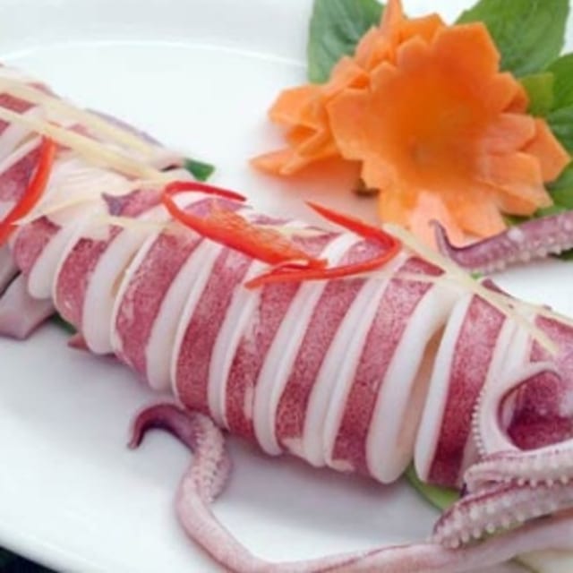 Mực Ong Hap Gung Hanh / Steamed jumbo squid with ginger & scallion.