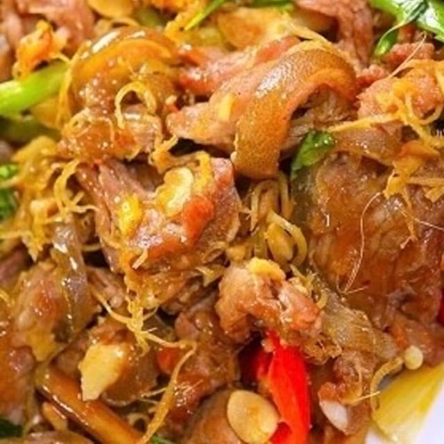 De Xào Sả Ớt / Stir Fried with Lemongrass & Chili.