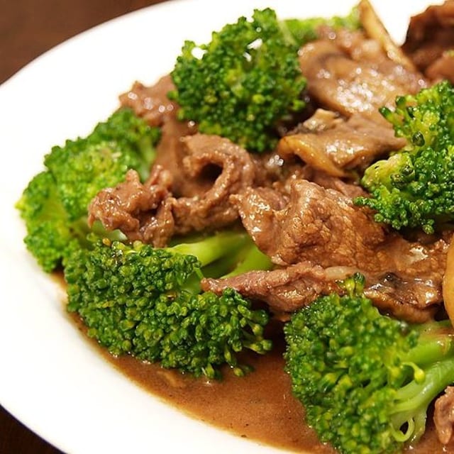 Hủ Tiếu Xào Bò Broccoli / Stir Fired Rice Noodle with Beef & Broccoli.