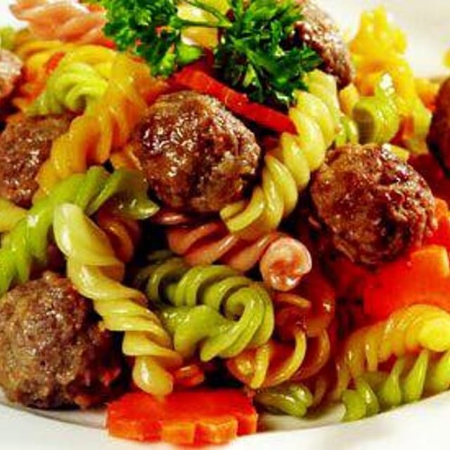 Nui Xào Bò / Stir Fried Rotini with Beef.