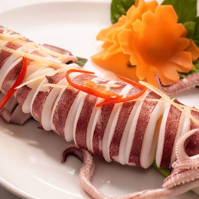 Mực Ong Hap Gung Hanh / Steamed jumbo squid with ginger & scallion.